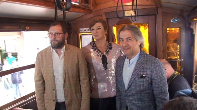 İstiklal'de Balmumu vatman heykeli nostaljik tramvaya renk kattı