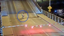 [영상] 다리 위에서 '자전거와 함께 사라지다' / YTN