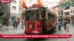 İstiklal'de balmumu vatman heykeli nostaljik tramvaya renk kattı