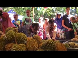 16 tan metrik buah habis dalam dua jam