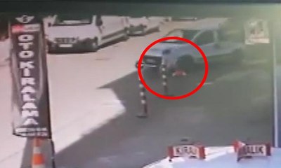 Anne ve çocukları aracın altında kaldı