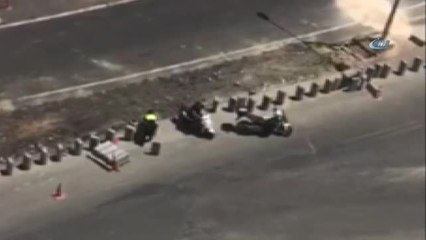 Trafik Polisi Kazaya Neden Olmasın Diye Kaldırım Taşlarını Yoldan Kaldırdı