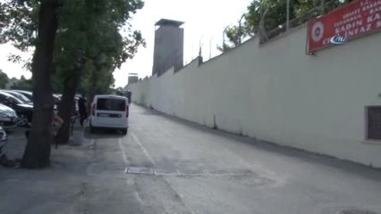 Kedicikler" Cezaevine El Sallayarak Geldi