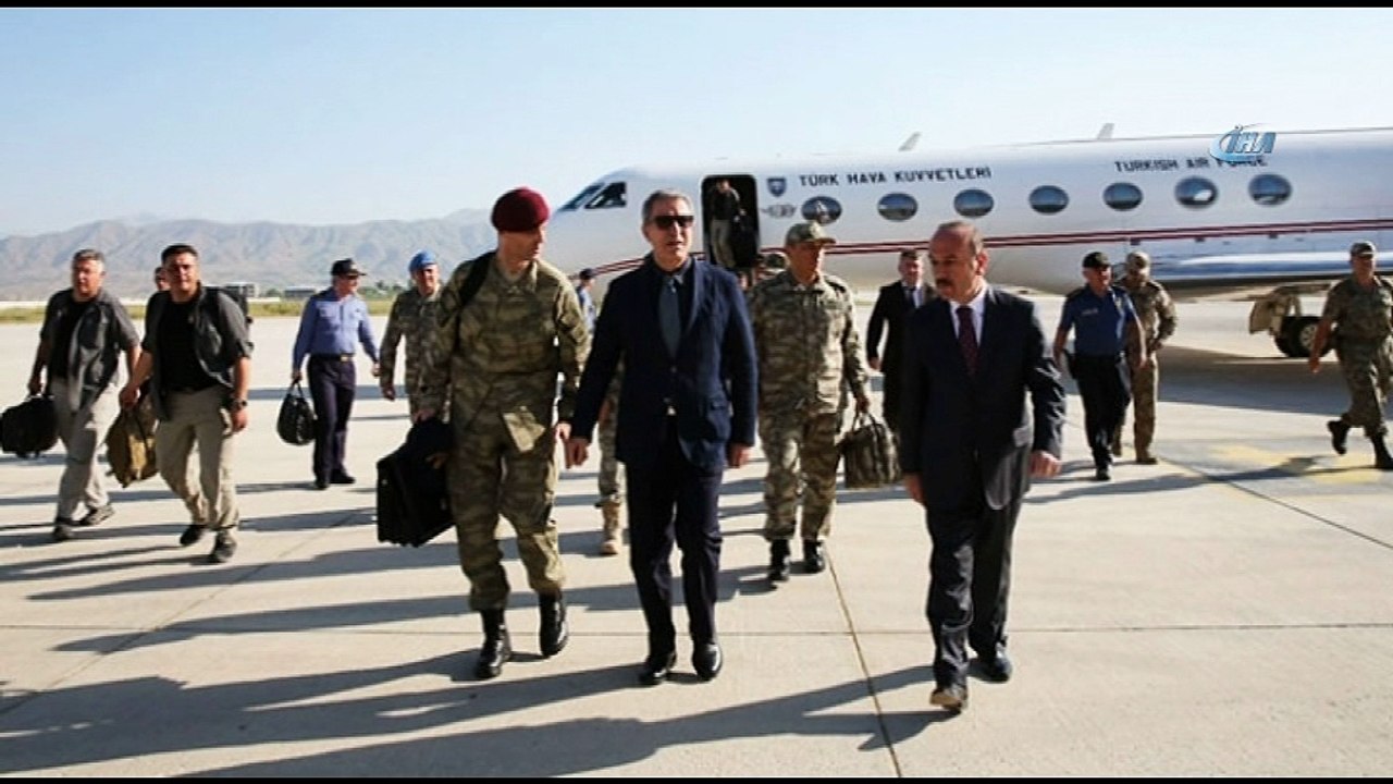 Genelkurmay Başkanı Orgeneral Güler, Bakan Akar ile Yüksekova'da birlikleri denetledi