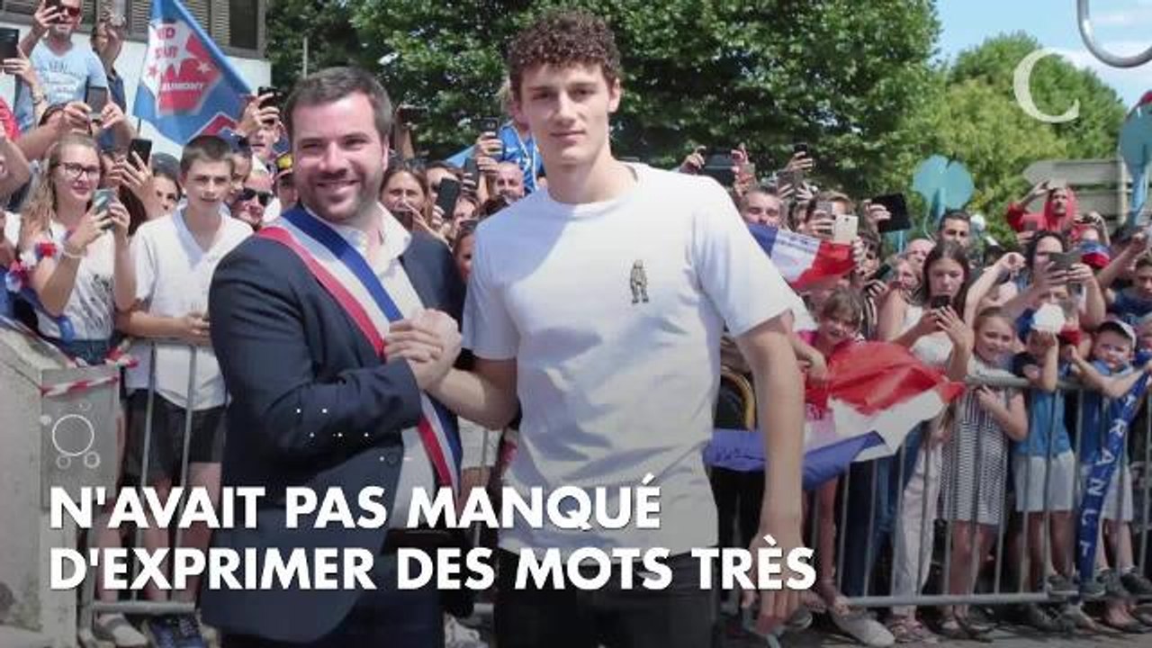PHOTOS. Coupe du monde 2018 : Benjamin Pavard embrasse tendrement ses parents à son retour à Jeumont