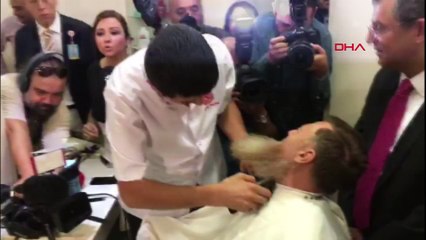 Aytuğ Atıcı OHAL'i protesto etmek için uzattığı sakallarını kesti