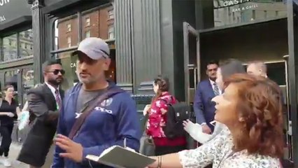 India vs England 3rd ODI: MS Dhoni Ignores Cricket Fan While Boarding Bus|वनइंडिया हिंदी
