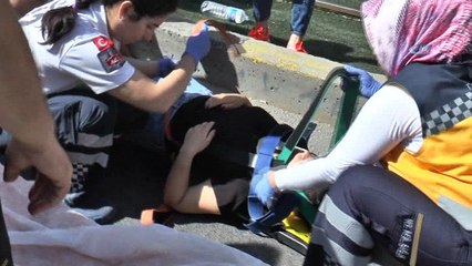 Kadın sürücü yolun karşısına geçmeye çalışan kadına çarptı