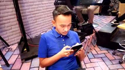 Ruben Yang Gak Bisa Jauh Dari HP