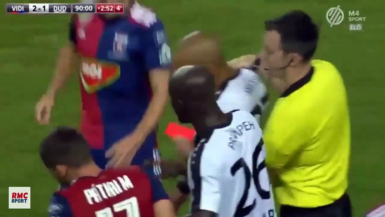 Le tacle assassin deux pieds décollés d'un joueur en Ligue des champions