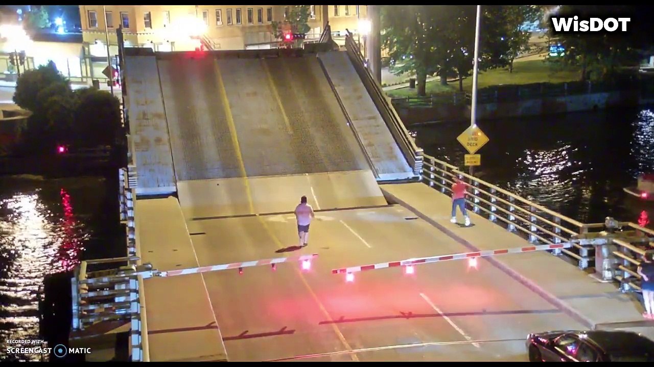 Une cycliste inconsciente se fait avaler par un pont levant