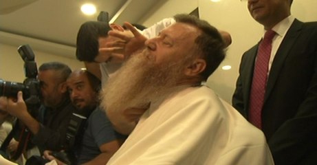 Ohal Bitti, Sakalını Kestirdi