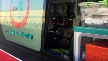 Kamyonun çarptığı otomobil alt geçide devrildi - KONYA