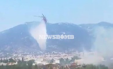 Φωτιά Μενίδι:  Ρίψεις νερού από ελικόπτερο της Πυροσβεστικής