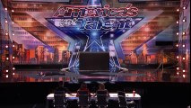 Kenny Thomas- Daredevil Motorcyclist Terrifies Howie Mandel - America's Got Talent 2018
