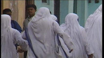 Traffico di neonati in India: bufera sulle Case di Madre Teresa