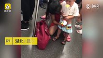 Çinli kadın Wuhan metrosu içinde oğlunu işetiyor