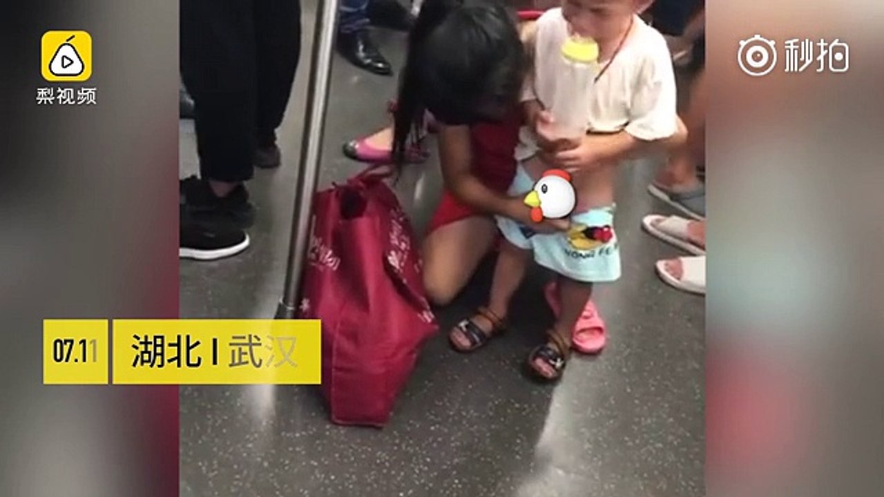 Çinli kadın Wuhan metrosu içinde oğlunu işetiyor