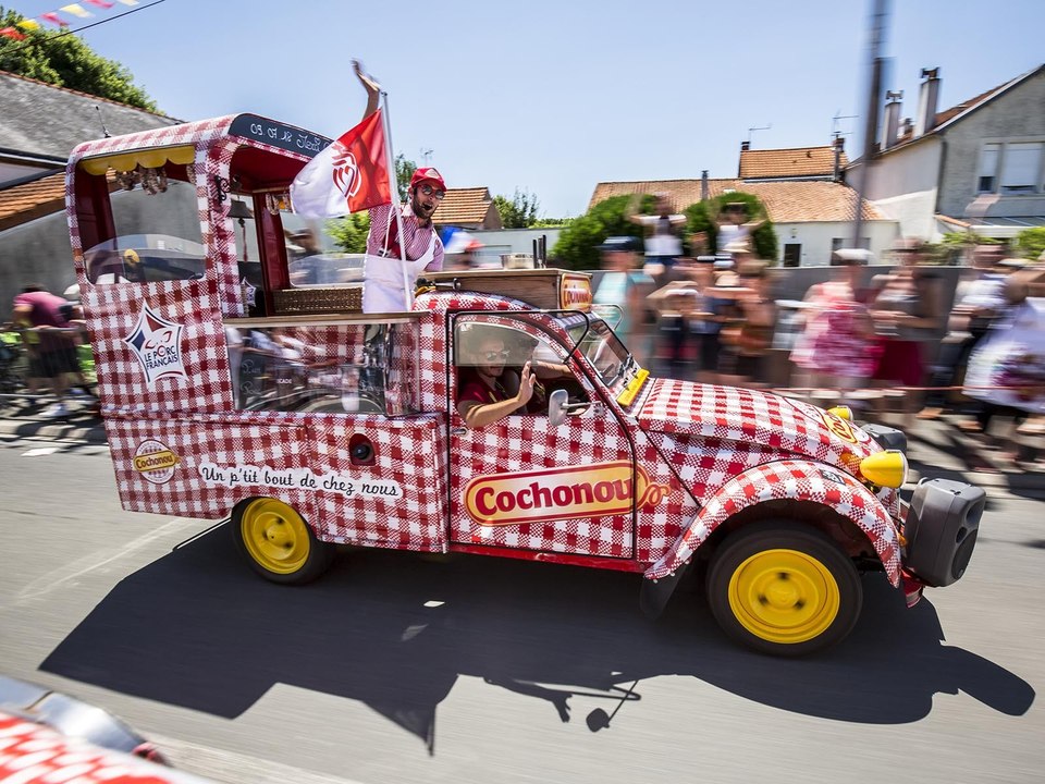 L'Auto Journal à bord de la 2CV Cochonou du Tour de France