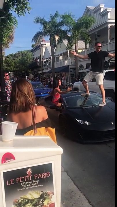 Il fait le malin en grimpant sur sa Lamborghini... mais va vite le regretter !