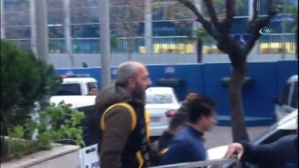 Düğün sabahı karısını öldürmüştü, duruşmada abisine saldırdı