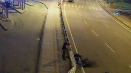 Yol Kenarındaki Saksıları Tahrip Eden Şahıs Önce Kameralara Sonra Polise Yakalandı