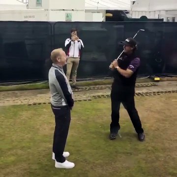 Ce golfeur pro piège un spectateur avec un trickshot incroyable