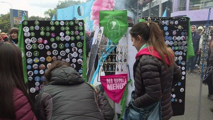 El pañuelo verde por el aborto, nuevo ícono en Argentina