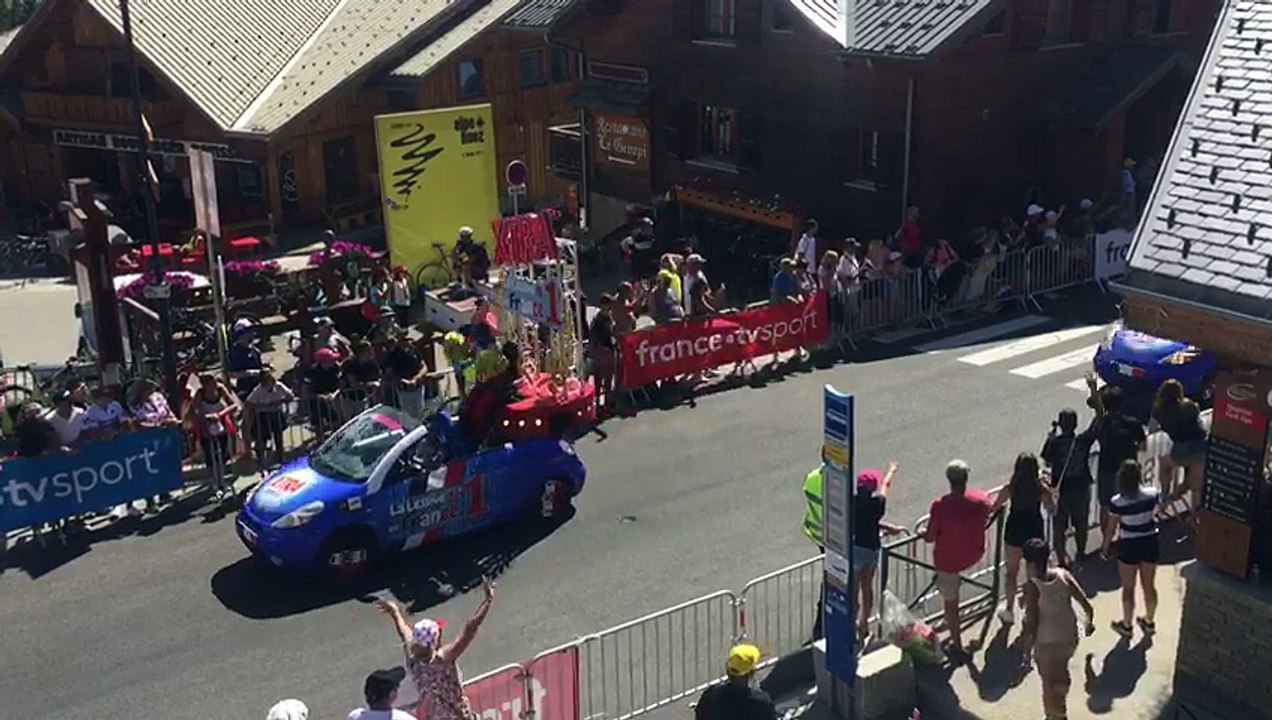 L'arrivée de la caravane publicitaire à l'Alpe d'Huez
