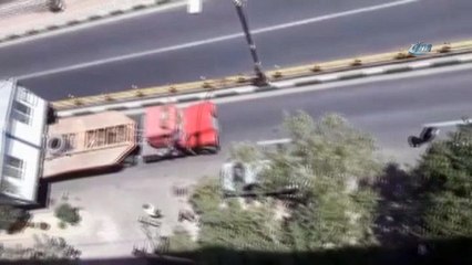 - İran'da Prefabrik Ev Taşıyan Tır Sokağa Sığmadı