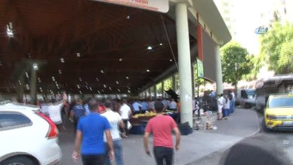 Pazarda tezgah yeri kavgasında silahlar çekildi