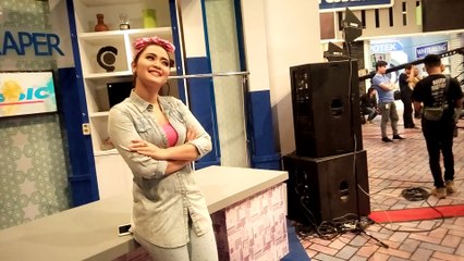 Vega yang Asyik Berfoto Setiap Waktu