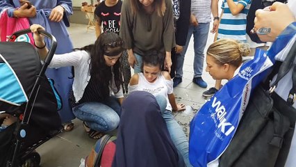 Yolda yürürken ayağına bıçak saplandı