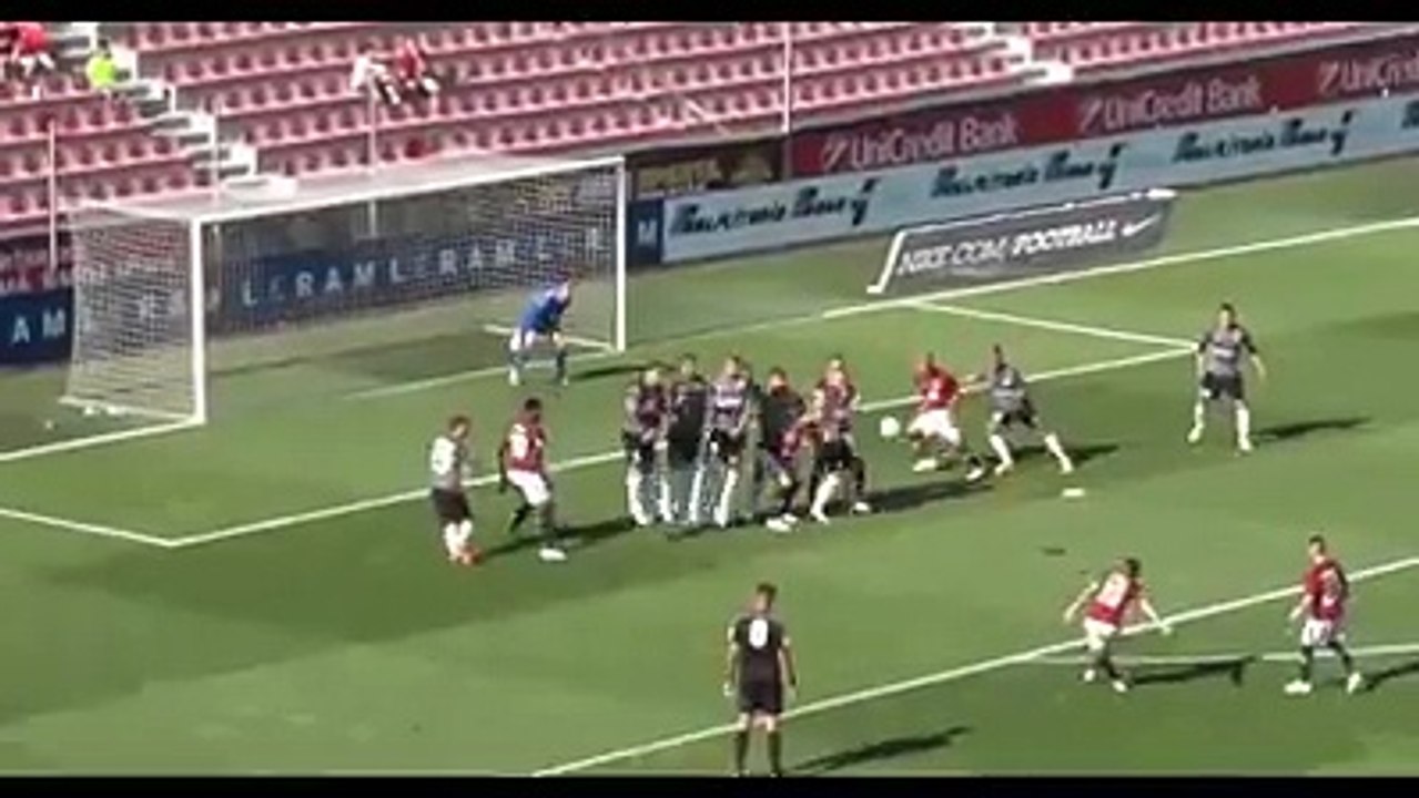 شاهد.. أغرب فرصة هدف ضائع في عالم كرة القدم#الوطن #منوعات