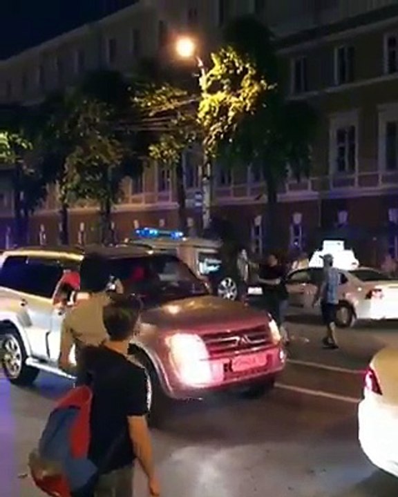 Il saute sur une voiture et se fait tabasser par la police