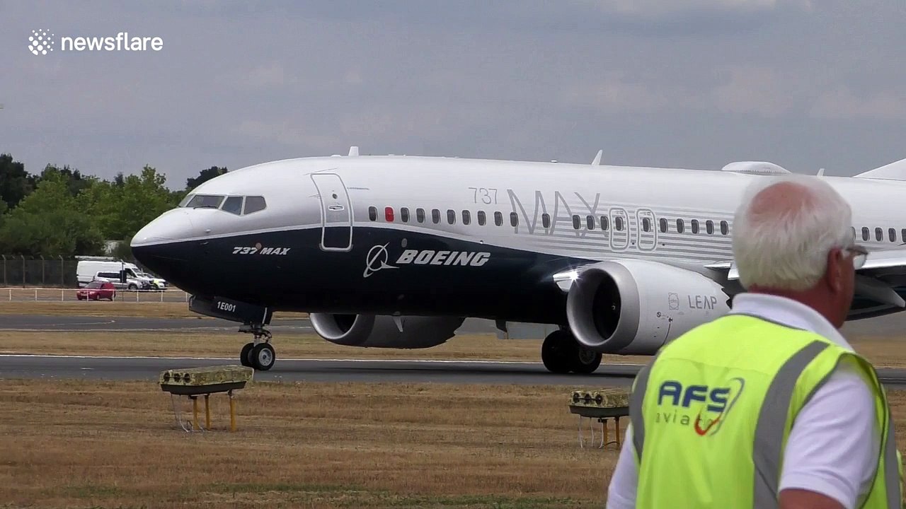 Amazing near-vertical takeoff of a Boeing 737 MAX 7 at Farnborough Airshow