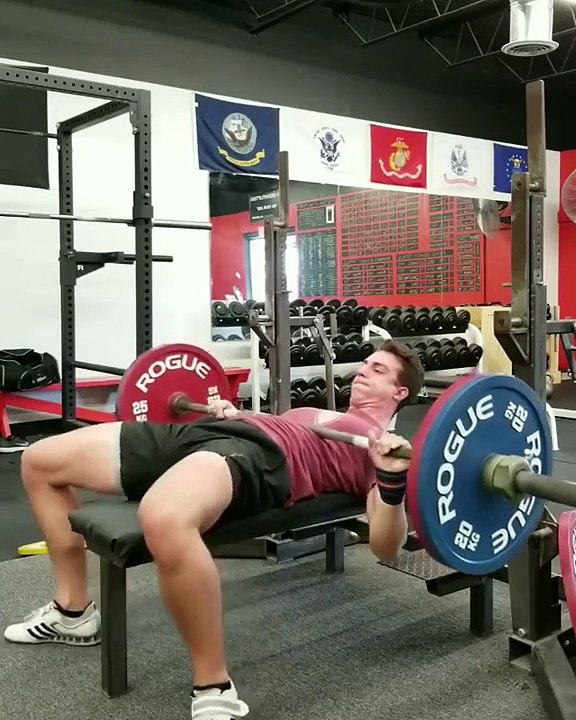 Coincé sous la barre dans la salle de sport