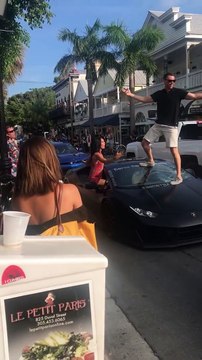 Il grimpe sur le pare-brise de sa Lamborghini et craque! Pas solide cette voiture