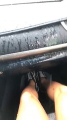 Il ouvre la vitre de sa voiture au pire moment pendant les inondations