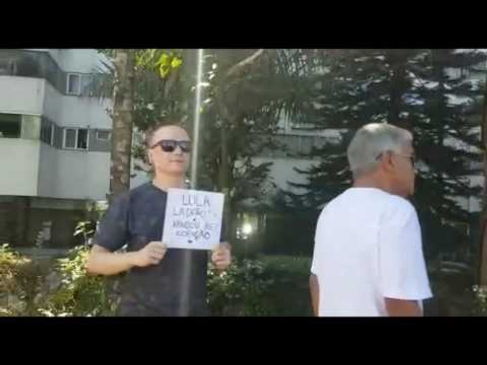 Manifestantes gritam palavras de apoio a Lula no prédio da Justiça Federal no DF