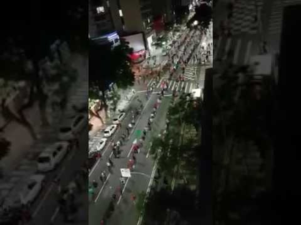 Manifestantes invadem as ruas de Curitiba para...