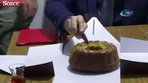 Milli Savunma Bakanı Akar askerlere elleriyle kek ikram etti