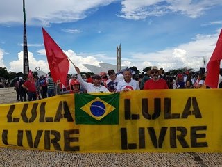 Gleisi Hoffmann confirma que caravana de Lula segue adiante sem alterações
