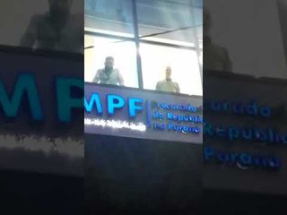 Trompetista toca "Olê, olê, olá, Lula" na frente do prédio do MPF em Curitba