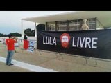 Trompetista toca a Internacional Socialista em homenagem a Lula na frente do STF