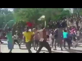 Haitianos comemoram o gol da Seleção Brasileira como se fosse gol do Haiti