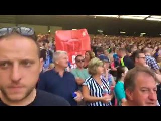 Faixa "Lula Livre" é estendida em Liverpool no jogo Brasil e Croácia