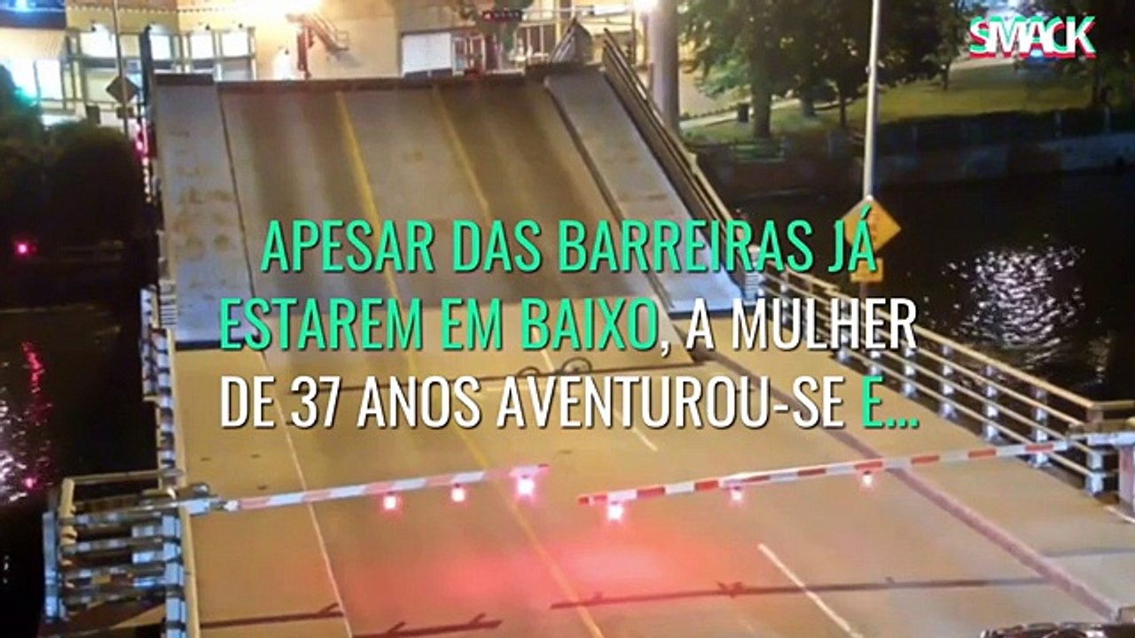 Mulher cai em ponte móvel, mas o final é feliz