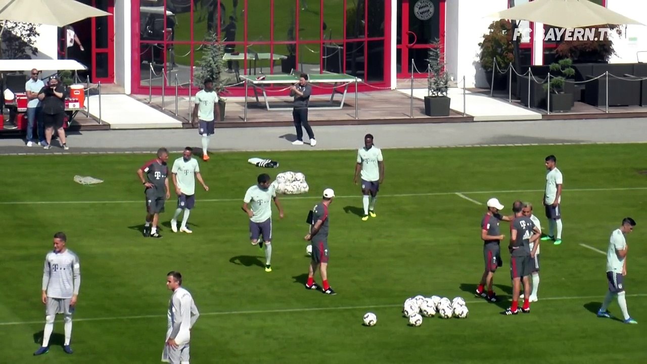 First Look at the New Away Jersey! /w FC Bayern Training Session | Re-Live
