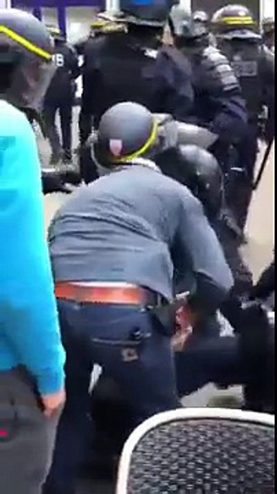 Vidéo du collaborateur de Emmanuel Macron frappant un manifestant le 1er mai à Paris